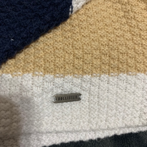 Hollister sweater - Picture 2 of 3